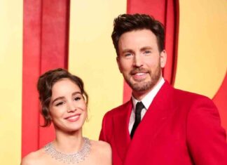 Alba Baptista Shows Support for Chris Evans at Red One Premiere news-12112024-095121