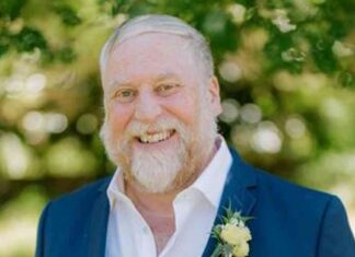 Actor Julien Arnold Dies During Christmas Carol Performance – E! Online news-28112024-054113