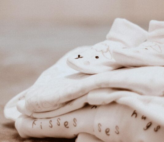 Baby Tee Trend Explained: Why This ’90s Look Is Back Again